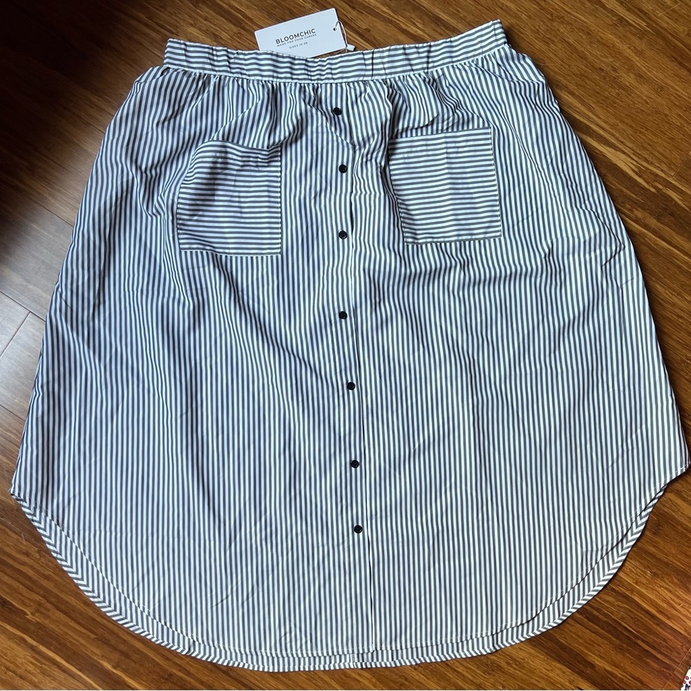 Lightweight midi length gray striped skirt with from pockets and button details